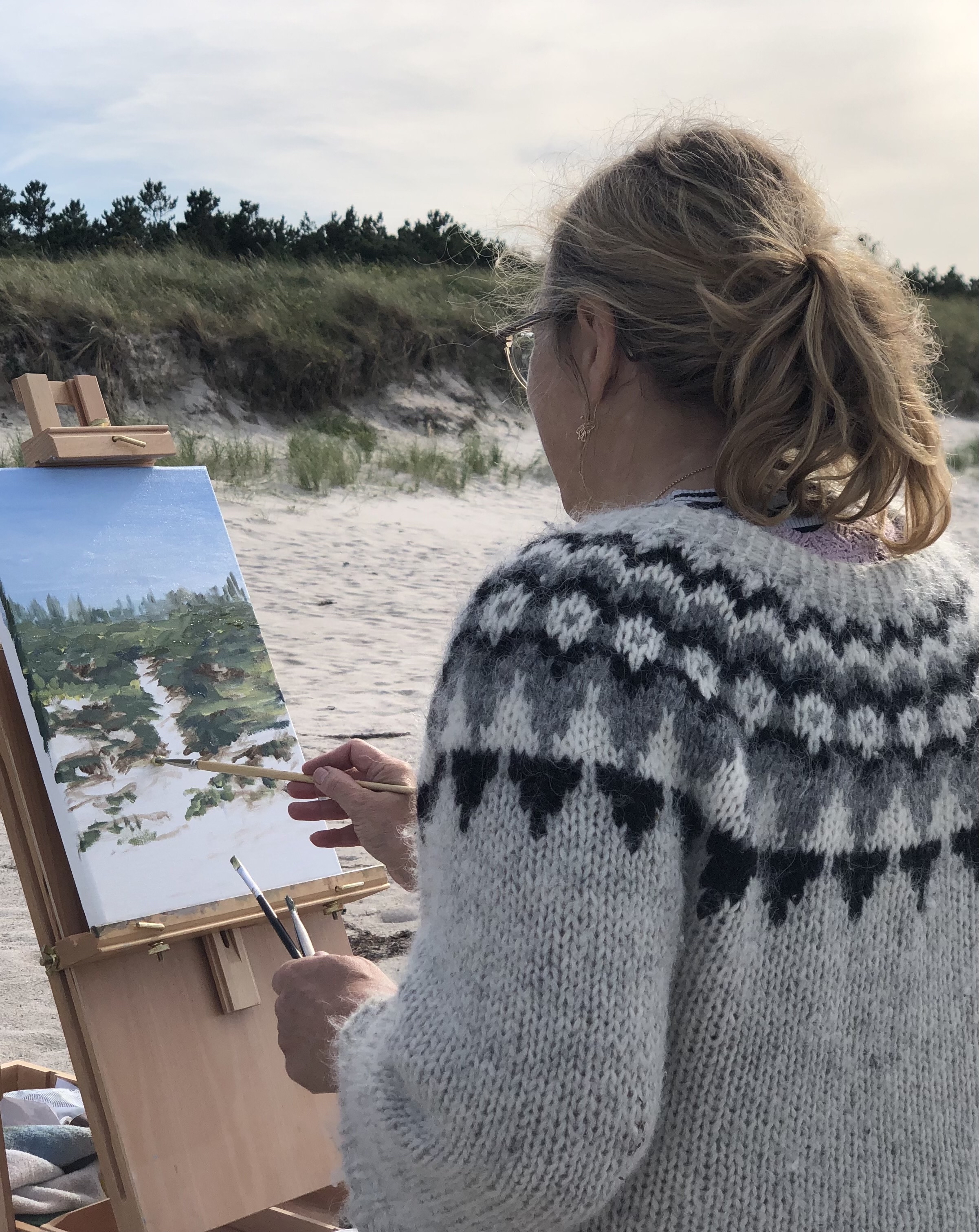 Inge Speiermann Vognsen fordyber sig i kunsten direkte på stranden, hvor havets brise og naturens farver smelter sammen på lærredet. Hendes sans for detaljer og atmosfære bringer landskabet til live, mens hun skaber smukke værker midt i det, der inspirerer hende mest